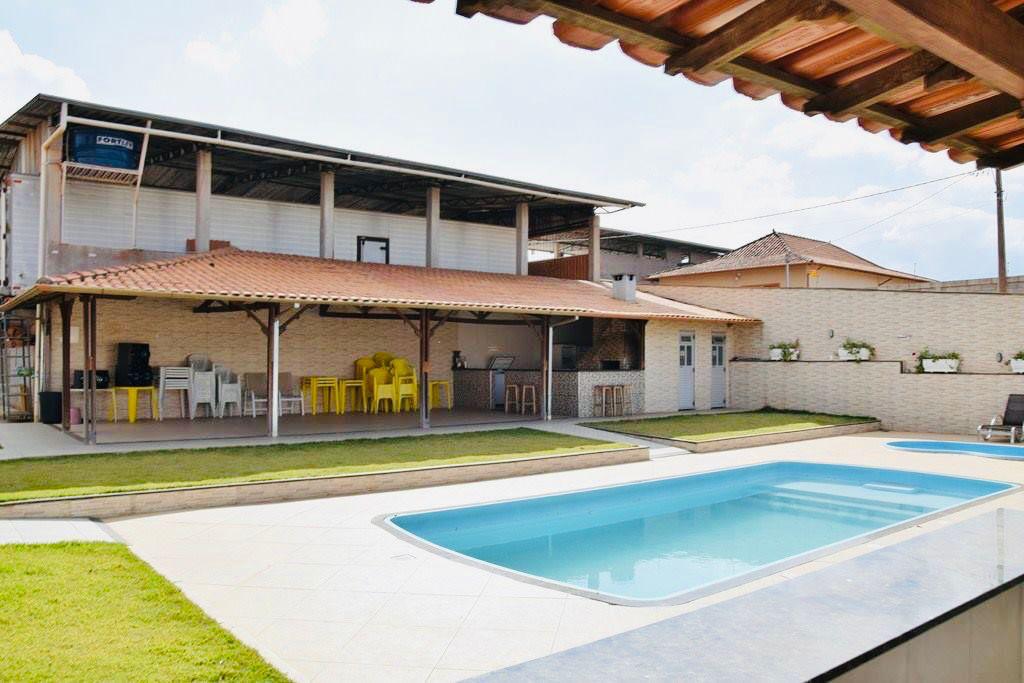 🏡 CHÁCARA TURINHOS – Bairro Santo Antônio  Localizada na Rua Djalma Tavares, 48, bairro Santo Antônio, próximo ao Colégio Polivalente. Área totalmente murada com piscina grande e pequena, churrasqueira, fogão a lenha e fogão industrial, freezer e geladeira, mesas e cadeiras para 60 pessoas e mesa de sinuca. Possui dois banheiros com chuveiro, internet, quatro suítes, sala reversível para quarto, banheiro social e quarto adicional na garagem. Todos os quartos possuem TV e acomoda até 25 pessoas para dormir. Proibido som automotivo.