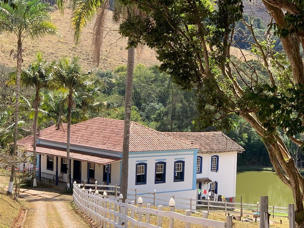 🌊 SÍTIO TURINHOS 02 – Próximo ao Mirante  Localizado próximo ao bairro Belvedere, atrás do Mirante, a cerca de 4,5 km do centro. Estrutura completa para grandes eventos, com salão de festas para mais de 300 pessoas, 13 suítes, duas piscinas, cachoeira, lagoa e campo de futebol. Possui cozinha equipada com churrasqueira, freezer, geladeira, fogão e forno industrial, além de fogão a lenha. Espaço ideal para diversos tipos de comemorações.