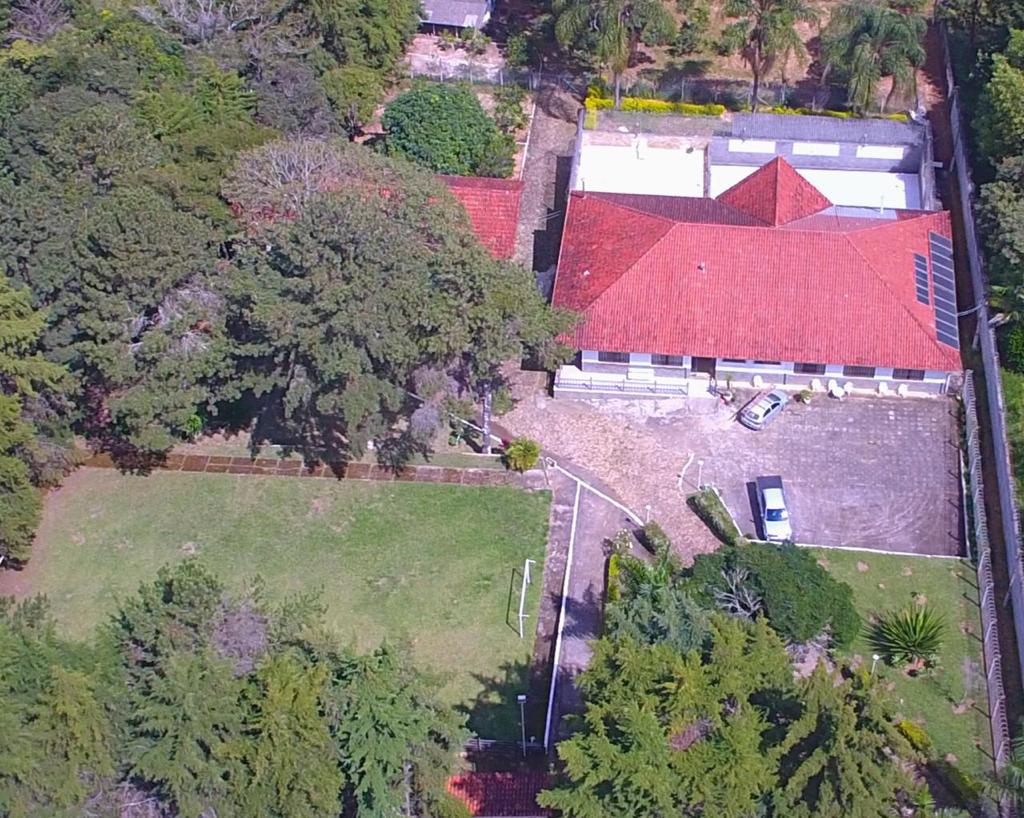 🌳 SÍTIO TURINHOS 03 – Colônia Rodrigo Silva  Localizado na Colônia Rodrigo Silva, entrada ao lado do campo, a 6 km do centro da cidade. Área totalmente murada, oferecendo segurança e conforto. Possui 14 quartos, camas para 39 pessoas e espaço para acomodar colchões. Conta com piscina, campo de futebol, parquinho, churrasqueira, freezer, geladeira, mesas, cadeiras e internet. Ideal para aniversários, encontros familiares e confraternizações.