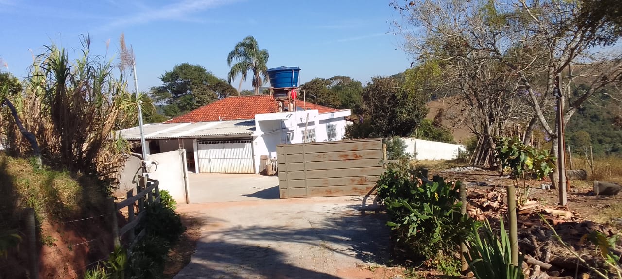 🌴 SÍTIO TURINHOS 04 – Monte Mário  Localizado próximo ao Posto Belvedere, sentido bairro Monte Mário. Espaço com piscina, churrasqueira, fogão a lenha e fogão industrial, freezer e geladeira. Possui dormitório para até 20 pessoas e área coberta para aproximadamente 80 pessoas, com mesas e cadeiras. Ótima opção para eventos de médio porte e confraternizações.